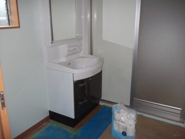 洗面脱衣室です。 右奥にあるシステムバスを外壁部によせて脱衣室を広くしました。