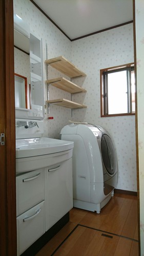 洗濯機の上にも棚板を取り付けてタオルや洗剤などをタップリ置けます。